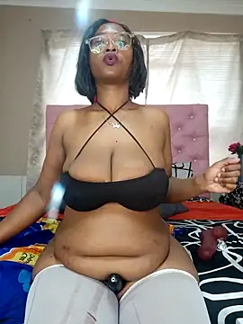 Snapshot of YummyChocTits chatting on 10.17.25 YummyChocTits online show from 10.17.25