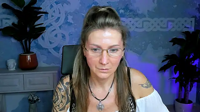 Snapshot of UmaSpace chatting on 09.22.25 UmaSpace online show from 09.22.25