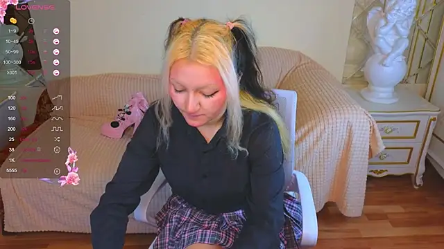 JuicyLullu online show from 11.15.25