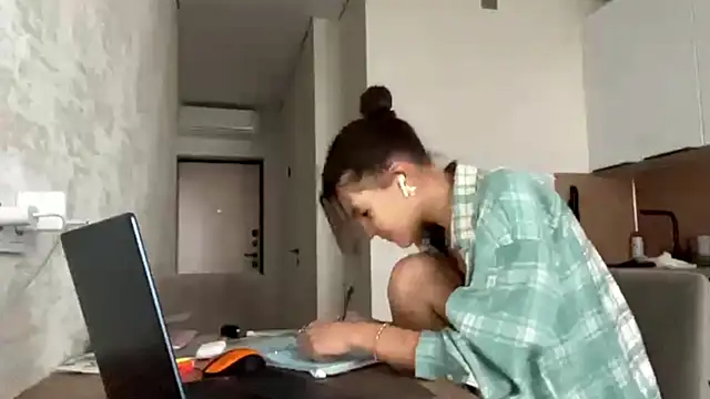 Snapshot of FavorLeila chatting on 09.28.25 FavorLeila online show from 09.28.25