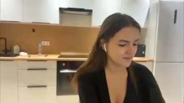 Snapshot of FavorLeila chatting on 10.27.25 FavorLeila online show from 10.27.25