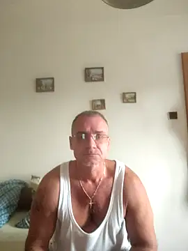 Snapshot of chcem1975 chatting on 09.16.25 chcem1975 online show from 09.16.25