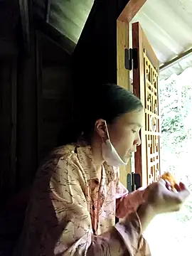 Snapshot of lily-00 chatting on 11.07.25 lily-00 online show from 11.07.25