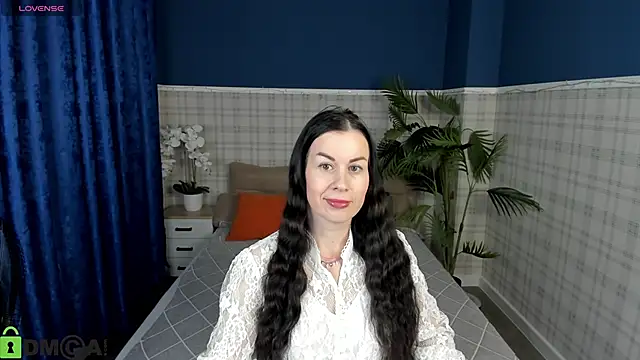 Stella Leon online show from 10.17.25