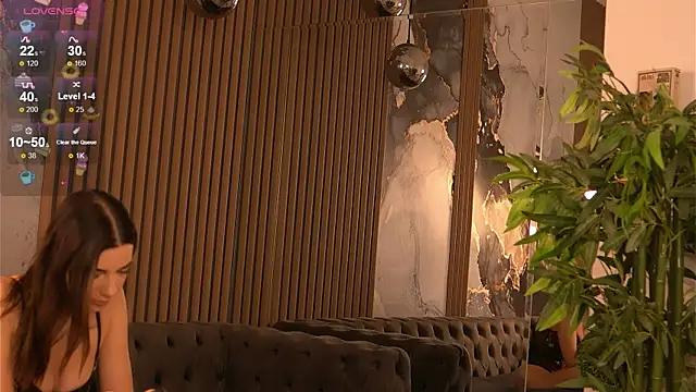 Snapshot of LunaVyx chatting on 10.03.25 LunaVyx online show from 10.03.25