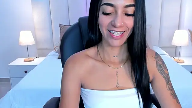 Snapshot of miavegas1 chatting on 10.21.25 miavegas1 online show from 10.21.25