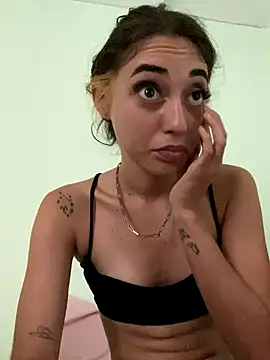 Snapshot of loirinhaaa chatting on 10.19.25 loirinhaaa online show from 10.19.25