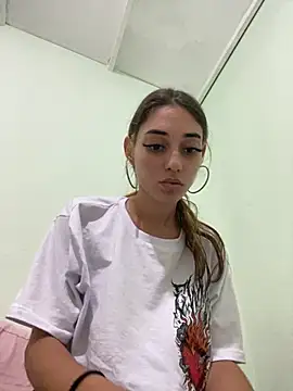 Snapshot of loirinhaaa chatting on 11.18.25 loirinhaaa online show from 11.18.25