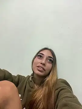 Snapshot of loirinhaaa chatting on 11.21.25 loirinhaaa online show from 11.21.25