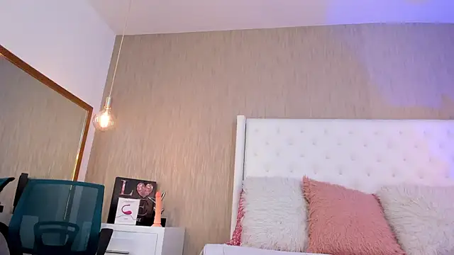 Lucy Lu17 online show from 09.18.25