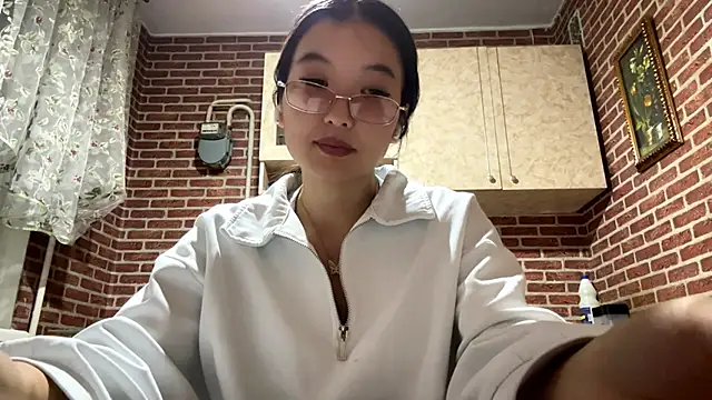 Snapshot of EmmaLeexth chatting on 09.29.25 EmmaLeexth online show from 09.29.25