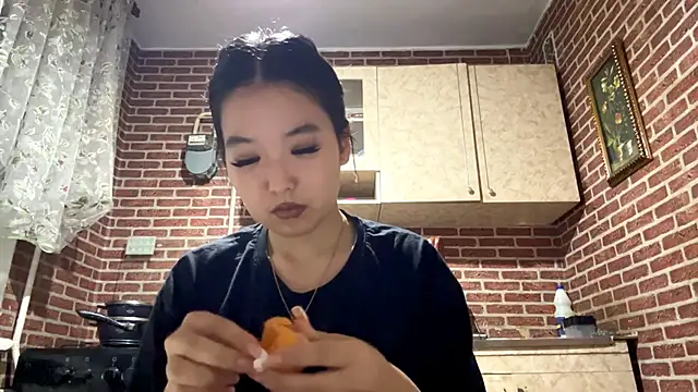 Snapshot of EmmaLeexth chatting on 11.04.25 EmmaLeexth online show from 11.04.25