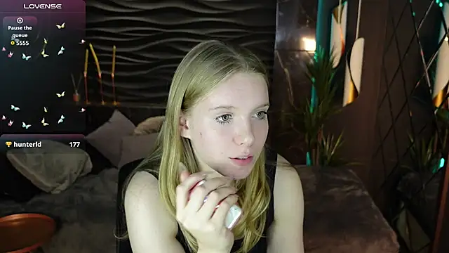 Layla Glam online show from 09.19.25