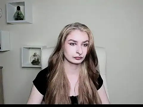 Snapshot of NinaBlond1 chatting on 10.14.25 NinaBlond1 online show from 10.14.25