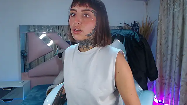 Snapshot of Gyal_8_ chatting on 10.10.25 Gyal 8 online show from 10.10.25