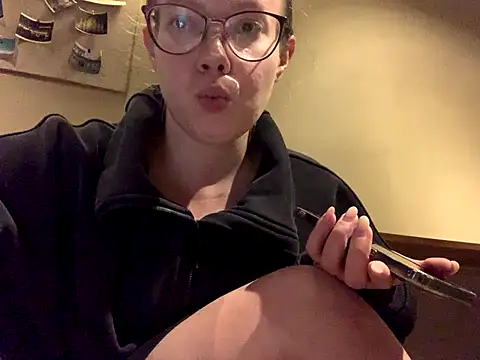 Snapshot of Stacyqq chatting on 10.16.25 Stacyqq online show from 10.16.25