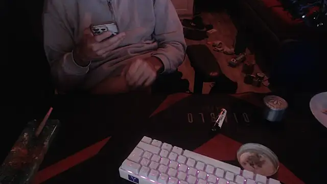 Snapshot of geil20CM2 chatting on 11.17.25 geil20CM2 online show from 11.17.25