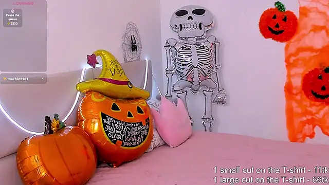 Snapshot of AishaAysitt chatting on 10.27.25 AishaAysitt online show from 10.27.25