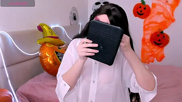 Snapshot of AishaAysitt chatting on 10.31.25 AishaAysitt online show from 10.31.25