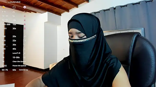 Snapshot of kalila_latif chatting on 10.10.25 kalila latif online show from 10.10.25