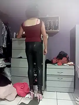 Snapshot of transreyna chatting on 09.29.25 transreyna online show from 09.29.25