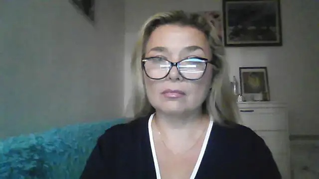 Snapshot of Myrienna chatting on 10.01.25 Myrienna online show from 10.01.25