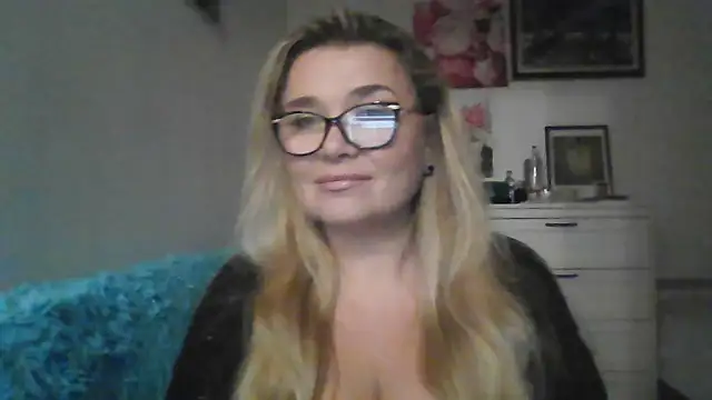 Snapshot of Myrienna chatting on 10.03.25 Myrienna online show from 10.03.25