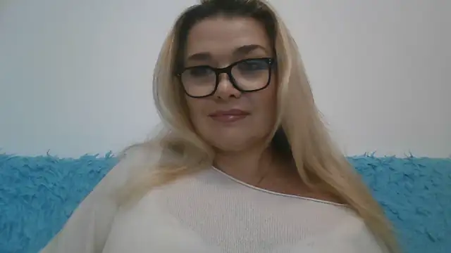 Snapshot of Myrienna chatting on 10.23.25 Myrienna online show from 10.23.25