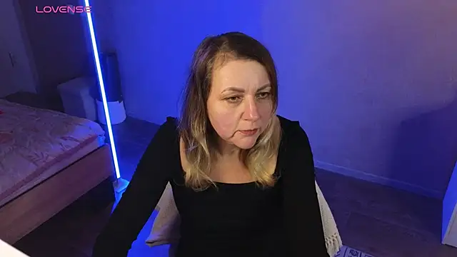 Snapshot of silvaraNoir chatting on 10.19.25 silvaraNoir online show from 10.19.25