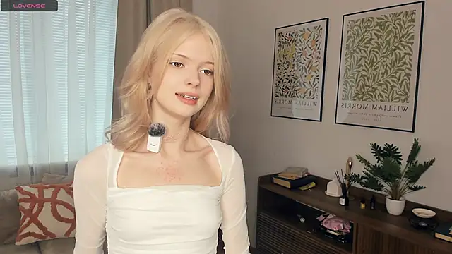 Snapshot of LaureMestler chatting on 10.17.25 LaureMestler online show from 10.17.25