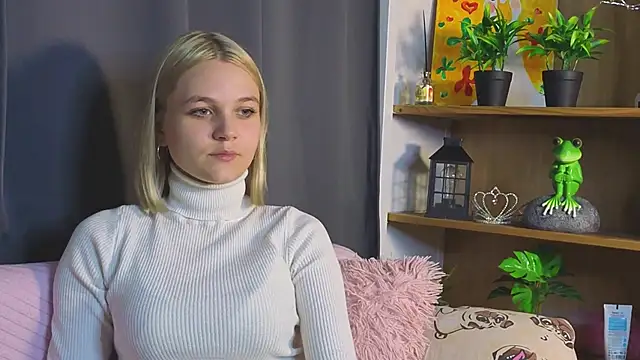 Snapshot of KelleDomin chatting on 09.30.25 KelleDomin online show from 09.30.25