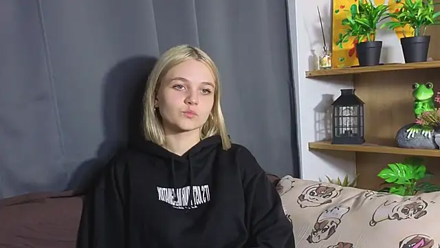 Snapshot of KelleDomin chatting on 10.02.25 KelleDomin online show from 10.02.25