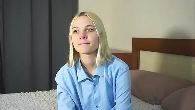 Snapshot of KelleDomin chatting on 10.17.25 KelleDomin online show from 10.17.25
