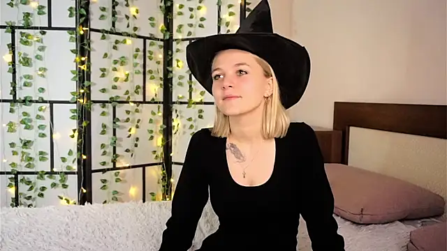 Snapshot of KelleDomin chatting on 10.18.25 KelleDomin online show from 10.18.25