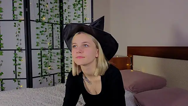 Snapshot of KelleDomin chatting on 10.19.25 KelleDomin online show from 10.19.25