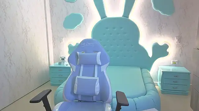 Mia Cuttee online show from 10.12.25