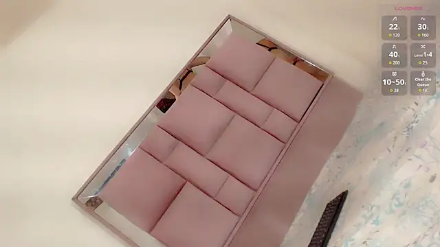 Snapshot of roxanawillts chatting on 10.24.25 roxanawillts online show from 10.24.25