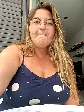 Snapshot of HornyBella88 chatting on 09.25.25 HornyBella88 online show from 09.25.25