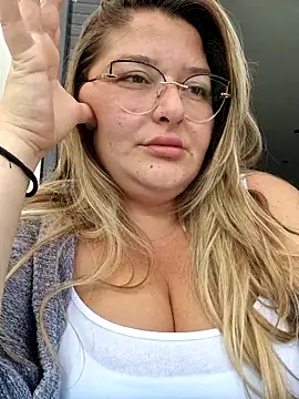 Snapshot of HornyBella88 chatting on 10.03.25 HornyBella88 online show from 10.03.25