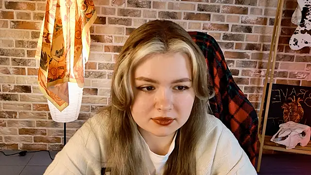 Snapshot of HaleySun chatting on 09.25.25 HaleySun online show from 09.25.25