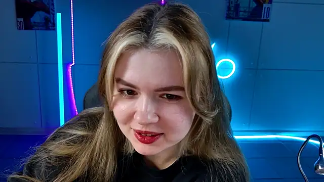 Snapshot of HaleySun chatting on 10.03.25 HaleySun online show from 10.03.25