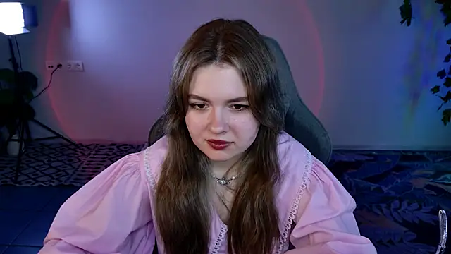 Snapshot of HaleySun chatting on 10.07.25 HaleySun online show from 10.07.25