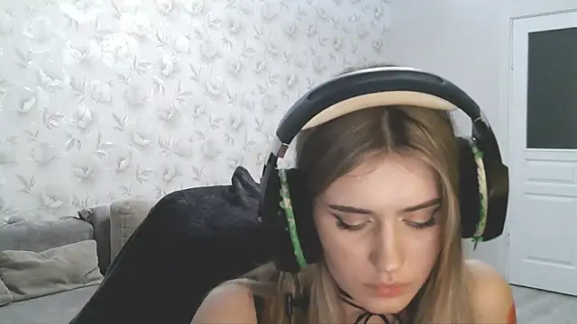 Snapshot of JerrieLoosle chatting on 09.28.25 JerrieLoosle online show from 09.28.25