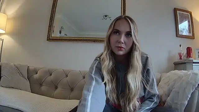 Snapshot of BarbieDolly_x chatting on 10.08.25 BarbieDolly x online show from 10.08.25