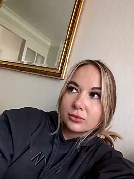 Snapshot of BarbieDolly_x chatting on 10.13.25 BarbieDolly x online show from 10.13.25