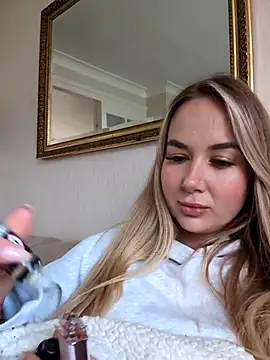 Snapshot of BarbieDolly_x chatting on 10.23.25 BarbieDolly x online show from 10.23.25