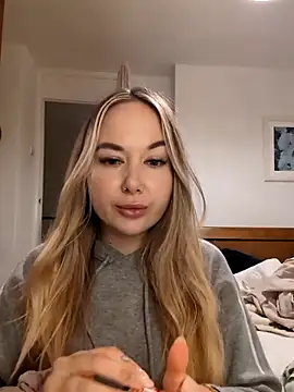 Snapshot of BarbieDolly_x chatting on 11.04.25 BarbieDolly x online show from 11.04.25