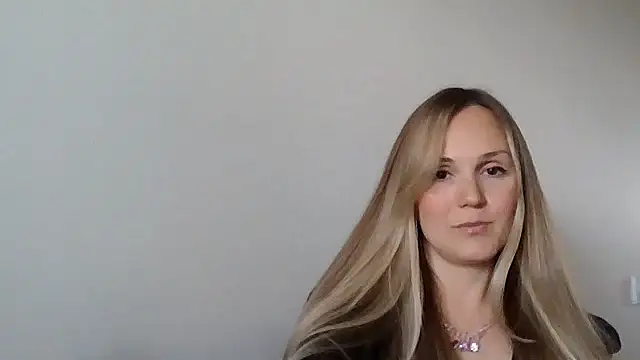 Snapshot of Kyrelinn chatting on 10.26.25 Kyrelinn online show from 10.26.25