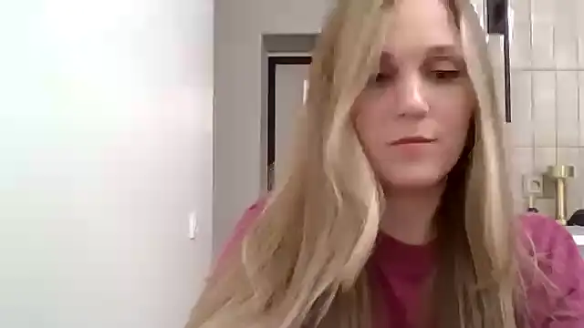 Snapshot of Kyrelinn chatting on 10.29.25 Kyrelinn online show from 10.29.25