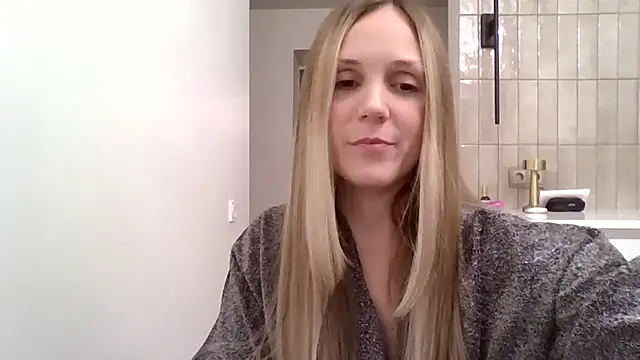 Snapshot of Kyrelinn chatting on 10.31.25 Kyrelinn online show from 10.31.25